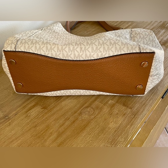 MK Purse - Picture 10 of 14